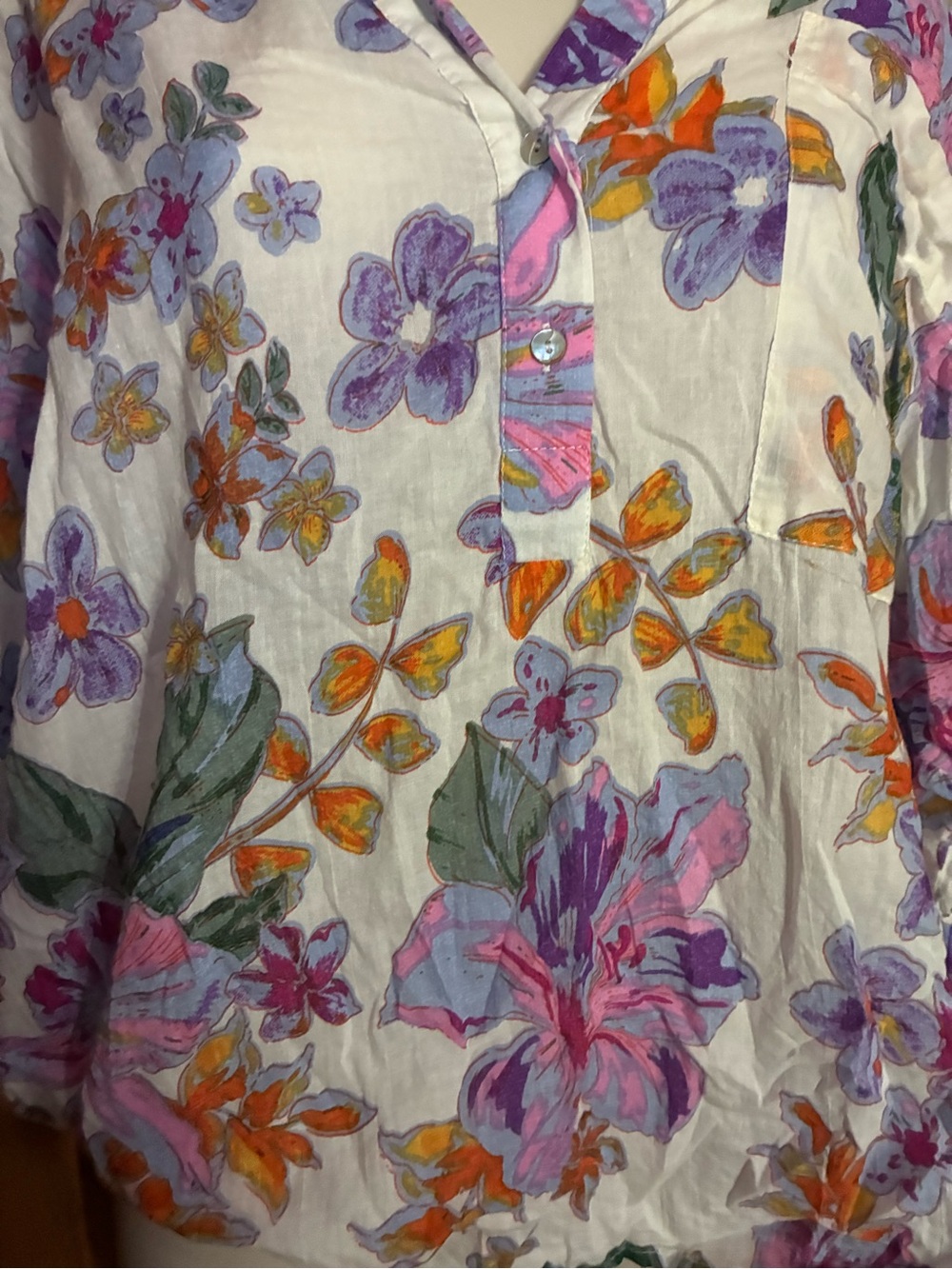 Women’s White Floral V-Neck Button Front Blouse - Picture 4 of 6